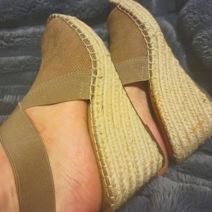 Nude and brown wicker wedges
